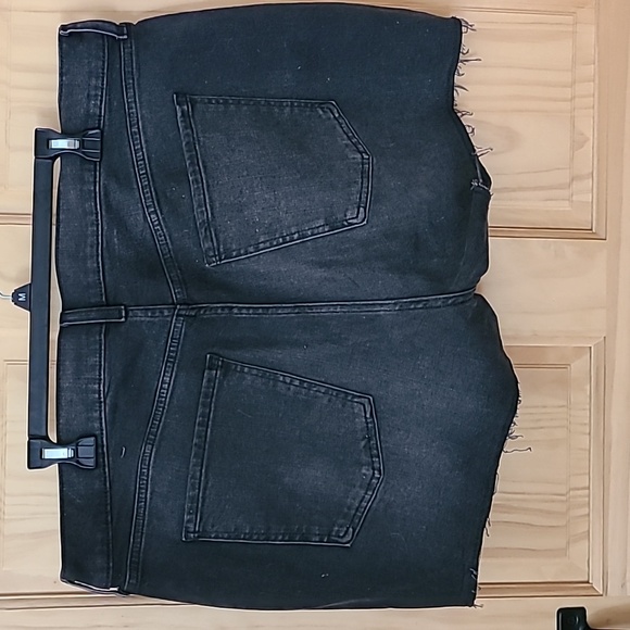 Old Navy Mid Rise Boyfriend Denim Shorts - Picture 4 of 4